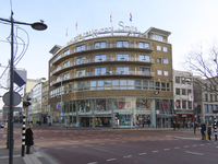 902252 Gezicht op het pand op de hoek van de Lange Viestraat en het Vredenburg te Utrecht, met het Apollo Hotel City ...